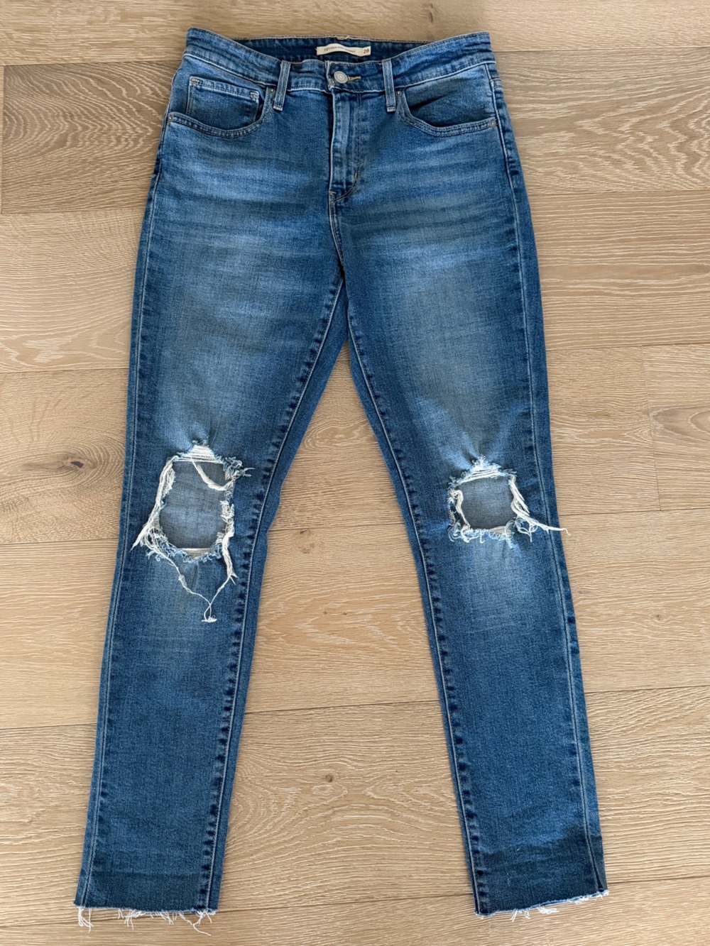 Vintage Levi’s Distressed High Rise Skinny Jeans with Knee Rips size 28